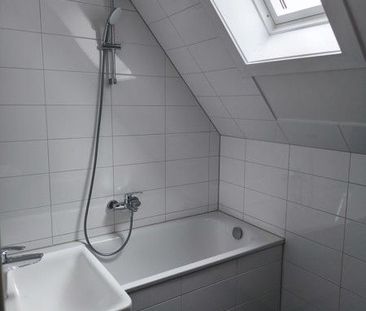 Etwas besonderes: individuelle 2-Zi.-Wohnung - frisch saniert und renoviert - Photo 1