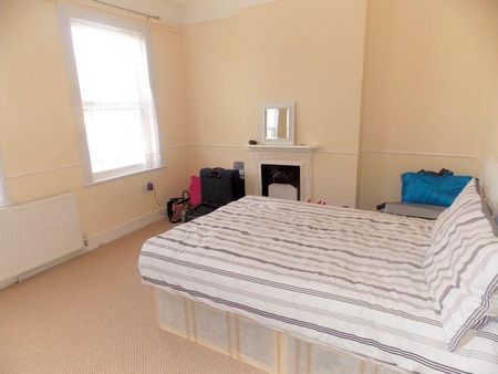 4 bedroom semi-detached house to rent - Photo 2