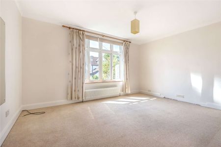 A well presented family home ideally located for town and station - Photo 3