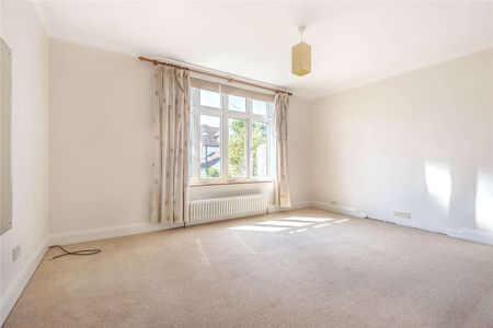 Well presented and spacious family home with access to Sevenoaks mainline station and town centre - Photo 2