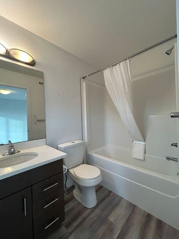 Kensington - 4 bedroom Pet Friendly House - 4054 Centennial Drive - Photo 3