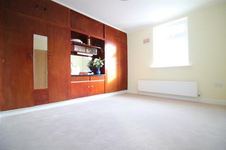 Hanson Gardens, Southall - Photo 4