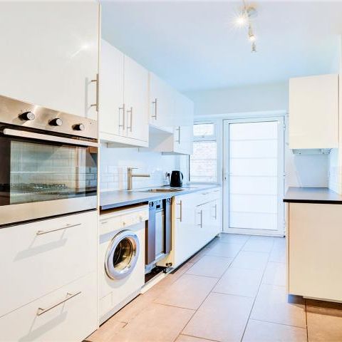 4 Bedroom, 1 bath, 1 reception Apartment - Photo 1