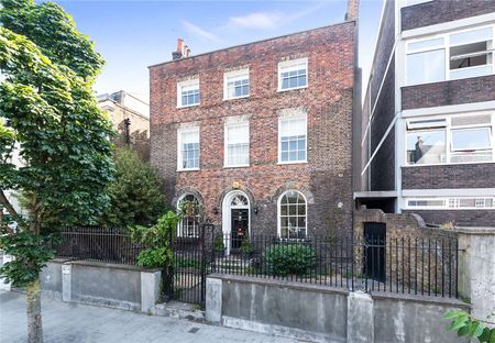 Immaculately presented six bedroom detached, family home, in the heart of Clapham Old Town, featuring an abundance of space and light. - Photo 2