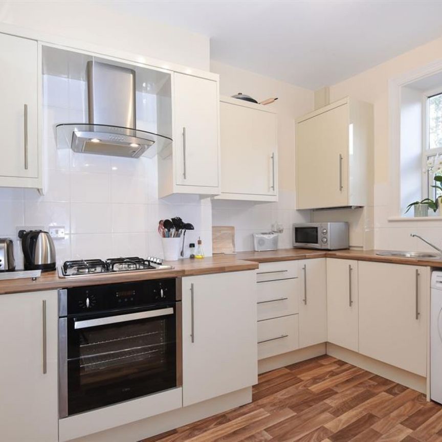 2 bedroom Flat To Let - Photo 1