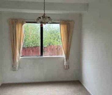 3 Bedroom, 1 Bathroom Home in Prime Location! - Photo 3