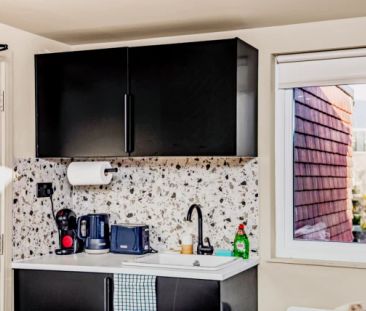 Beautifully Designed Studio with Full Kitchen - Photo 6