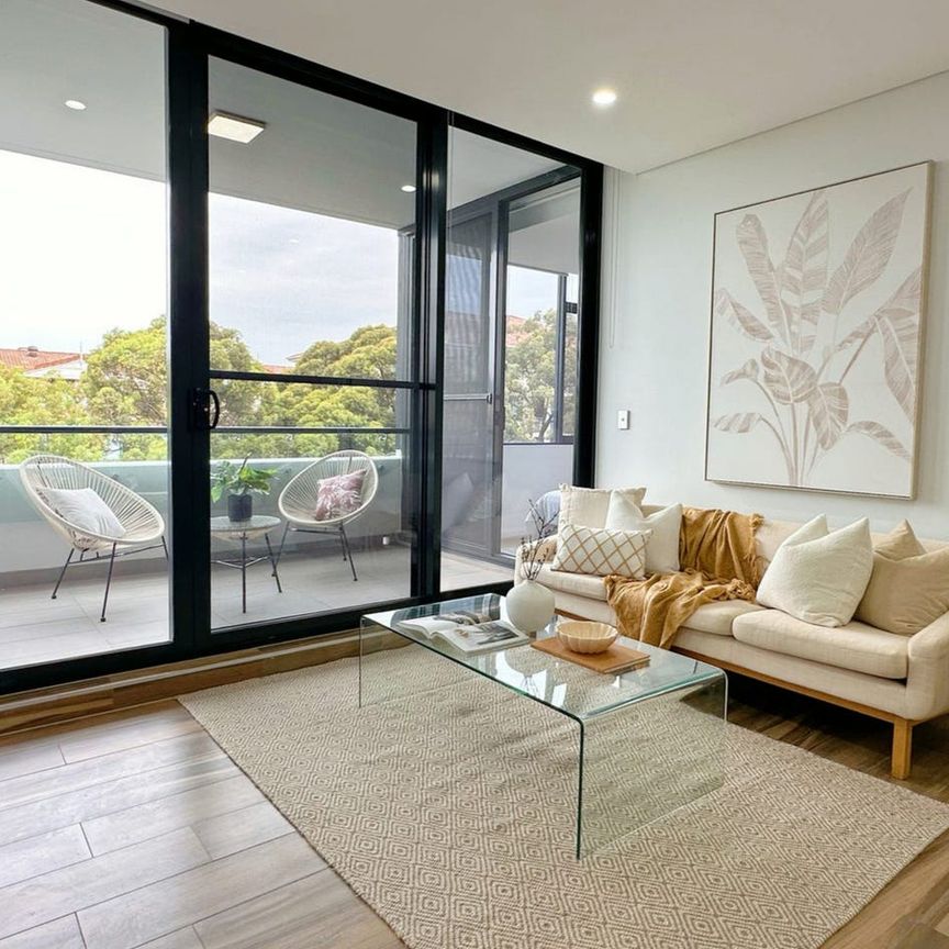 Modern 2-Bed Apartment with study in Rosebery - Photo 1