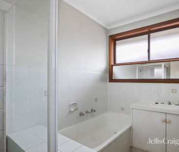 Lovely Three Bedroom - Photo 4