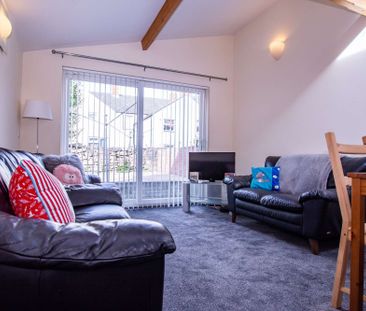 An architecturally designed, spacious six bed property. - Photo 2