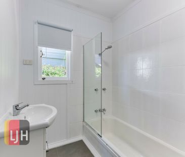 MODERN, 3 BEDROOM DUPLEX IN GREAT LOCATION! - Photo 4