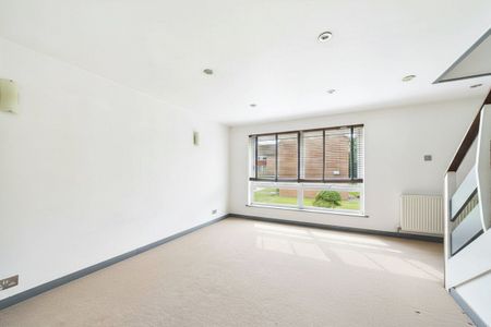 2 bedroom Maisonette in Fernley Court, Maidenhead - Photo 3