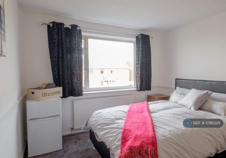 1 bedroom in a flat share to rent - Photo 4