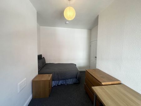 Glebe Avenue (Room 1), Kirkstall, Leeds - Photo 3