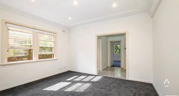 Modern two-bedroom apartment in one of Kirribilli's most sought-after locations - Photo 1