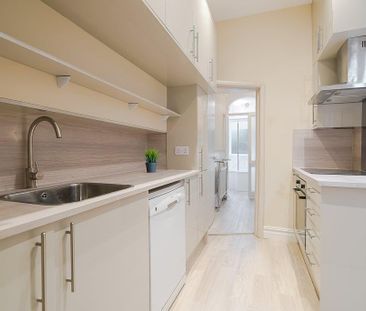 3 bedroom flat to rent - Photo 6