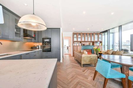 The property is set in a sought after apartment building in London Dock, Wapping. It is located in the heart of the capital, moments from Tower Bridge, The Tower of London, St Katharine Dock - Photo 2