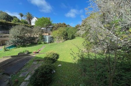 Cosy sunny upstairs 2-Bedroom Unit in Mission Bay - Photo 3