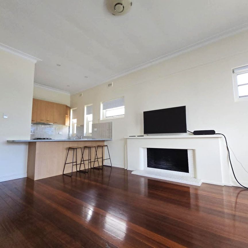 Art-deco apartment paradise in Glenelg South - Photo 1