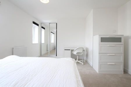 4 bedroom semi-detached house to rent - Photo 3