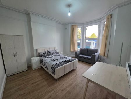 5 Bed Semi-Detached House, Heybarnes Road, B10 - Photo 4