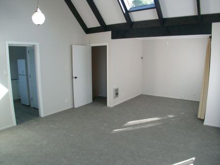 Townhouse with garage - Photo 2