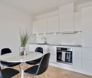 Stor 4-værelses lejlighed med udgang til egen terrasse og plads til... - Foto 1
