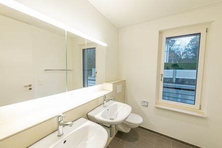 Moderne 2.5-Zimmer-Dachwohnung mit Stadtpanorama in Binningen - Foto 4