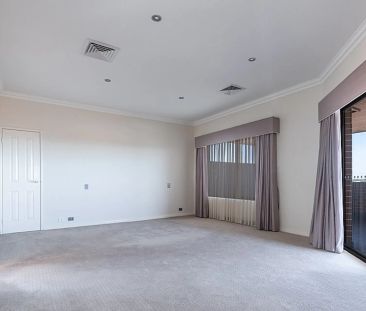 Magnificent 2-Storey Home - An Entertainer's Dream! - Photo 4