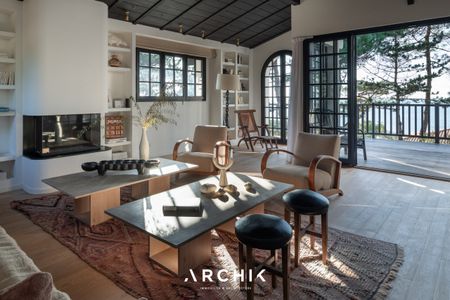 Architecture des années 30 d'inspiration néo basque, cette sublime maison de 220 m2 située en 2ème ligne du Bassin sur un terrain de 740 m2 fait partie des premières maisons bâties au Pyla sur Mer et dispose d'un accès privé à un chemin qui conduit à la plage. - Photo 4