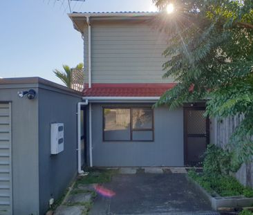 MEADOWBANK: Meadowbank Road Three Bed two level Townhouse in this s... - Photo 2