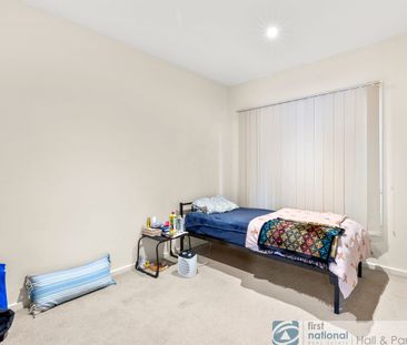 Modern 2-Bedroom Apartment with Secure Parking - Photo 2