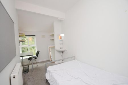 4 bedroom flat to rent - Photo 3