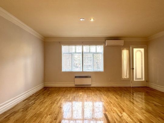 Métro Beaudry: condo 2 chambres à louer avec stationnement int. - Photo 1