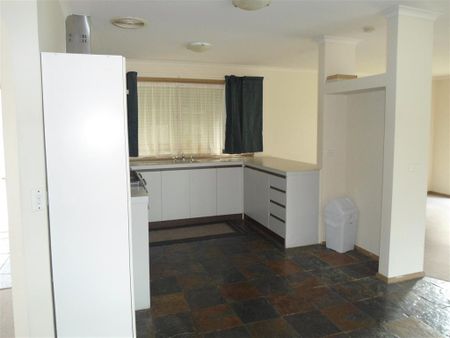 charming 3 bedroom home - Photo 2