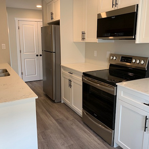 Newly Renovated 1 Bedroom Suite just off 8th St. – Pet Friendly! - Photo 3