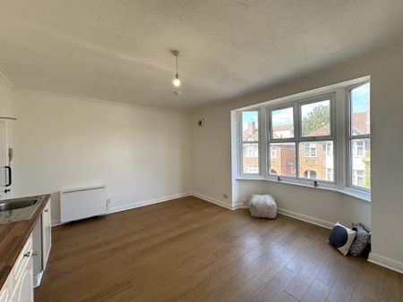 Bedsit to rent - Photo 2