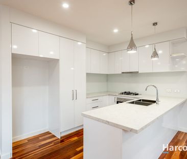 Modern 4-bedroom Townhouse! - Photo 3