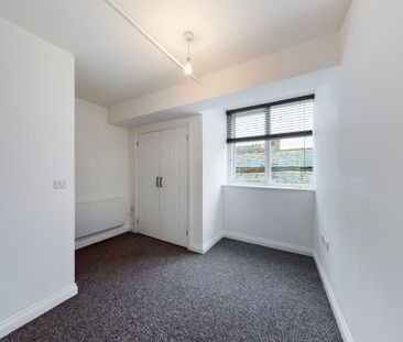 Two bed flat to rent in Market Street, Launceston, PL15 - Photo 2