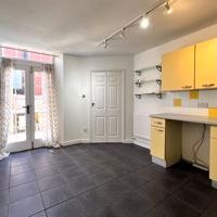 Monthly Rental Of £1,100 exclusive of all services and Council Tax - Photo 1
