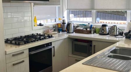 Modern 3 Bedroom Townhouse - Photo 3