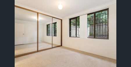 FANTASTIC TWO BEDROOM APARTMENT WITH COURTYARD - Photo 2