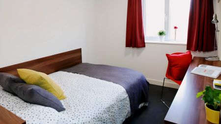 Large Double En-Suite - Photo 3