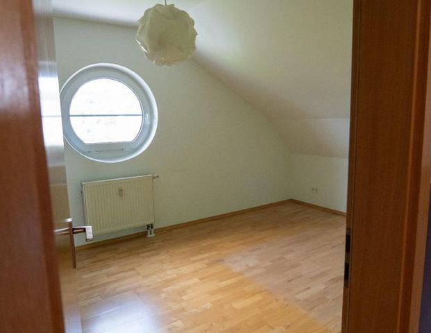 Geschmackvolle, vollst. renovierte 2-Raum-Dachgeschosswohnung - Foto 1
