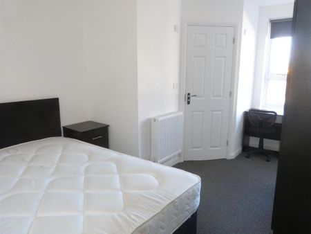 1 bedroom in a flat share to rent - Photo 5