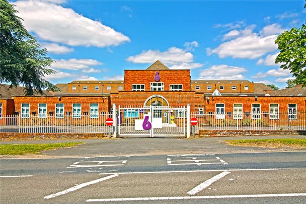 Pinewood Park, Farnborough, Hampshire, GU14 - Photo 1