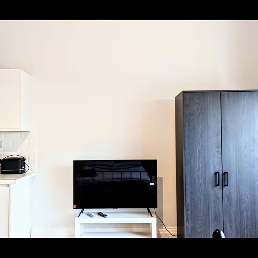 Studio Flat, Kensington Gardens Square, W2 - Photo 1