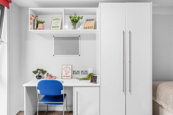 1 bedroom in a flat share to rent - Photo 1