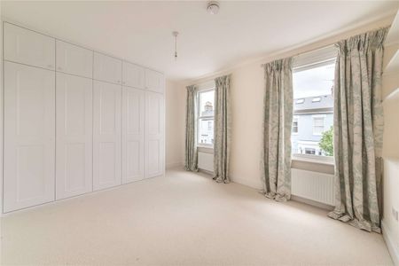 Beautifully presented three bedroom home situated in the heart of Parsons Green, featuring a private garden - Photo 4