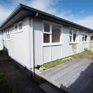 Kingston Gem: Spacious 5-Bedroom Family Home with - Photo 2